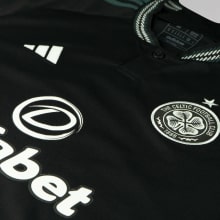 Гостевая игровая футболка Селтик 2023-2024 вблизи